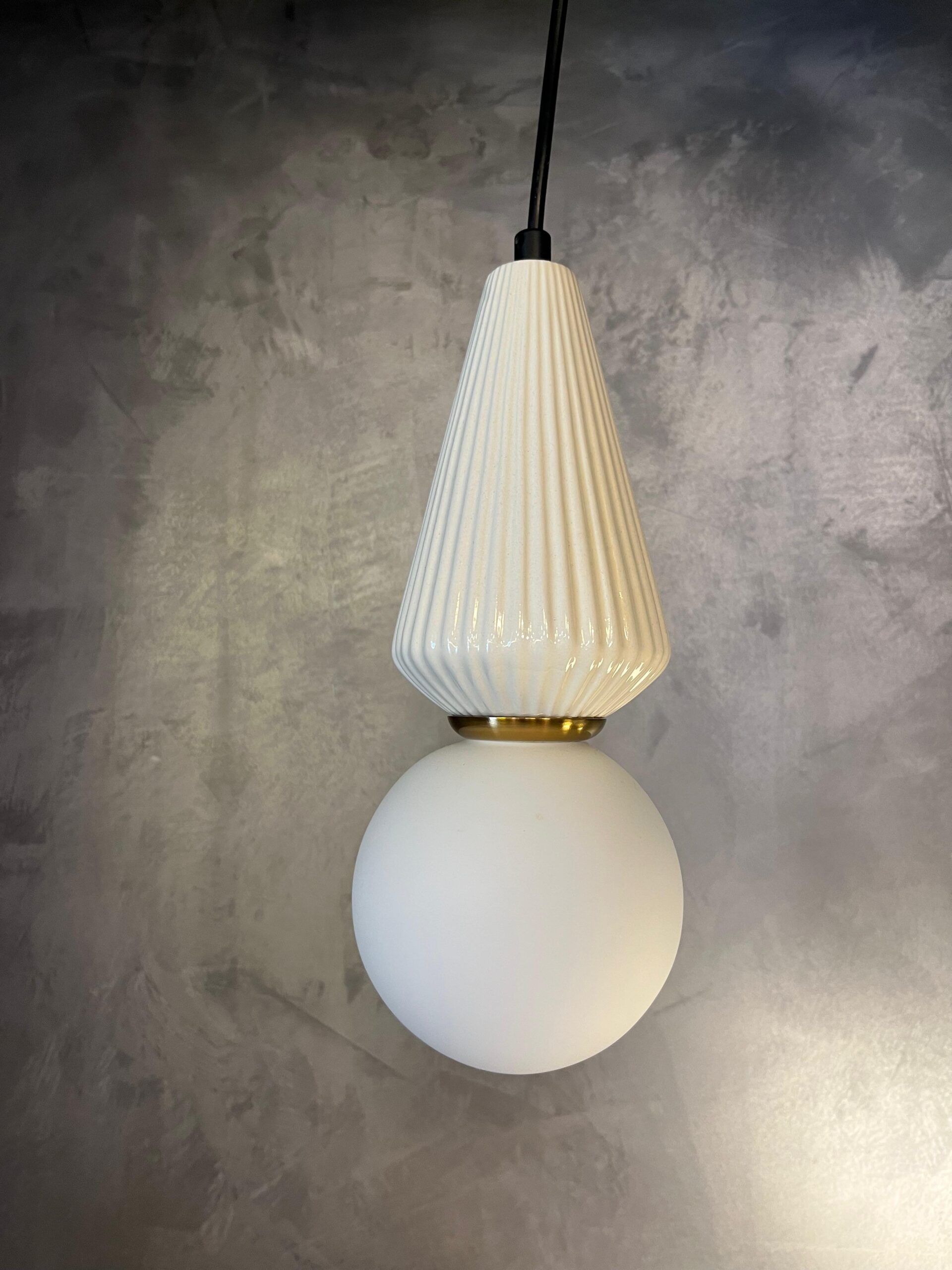 RIBBED CERAMIC GLOBE PENDANT LIGHT - Image 3