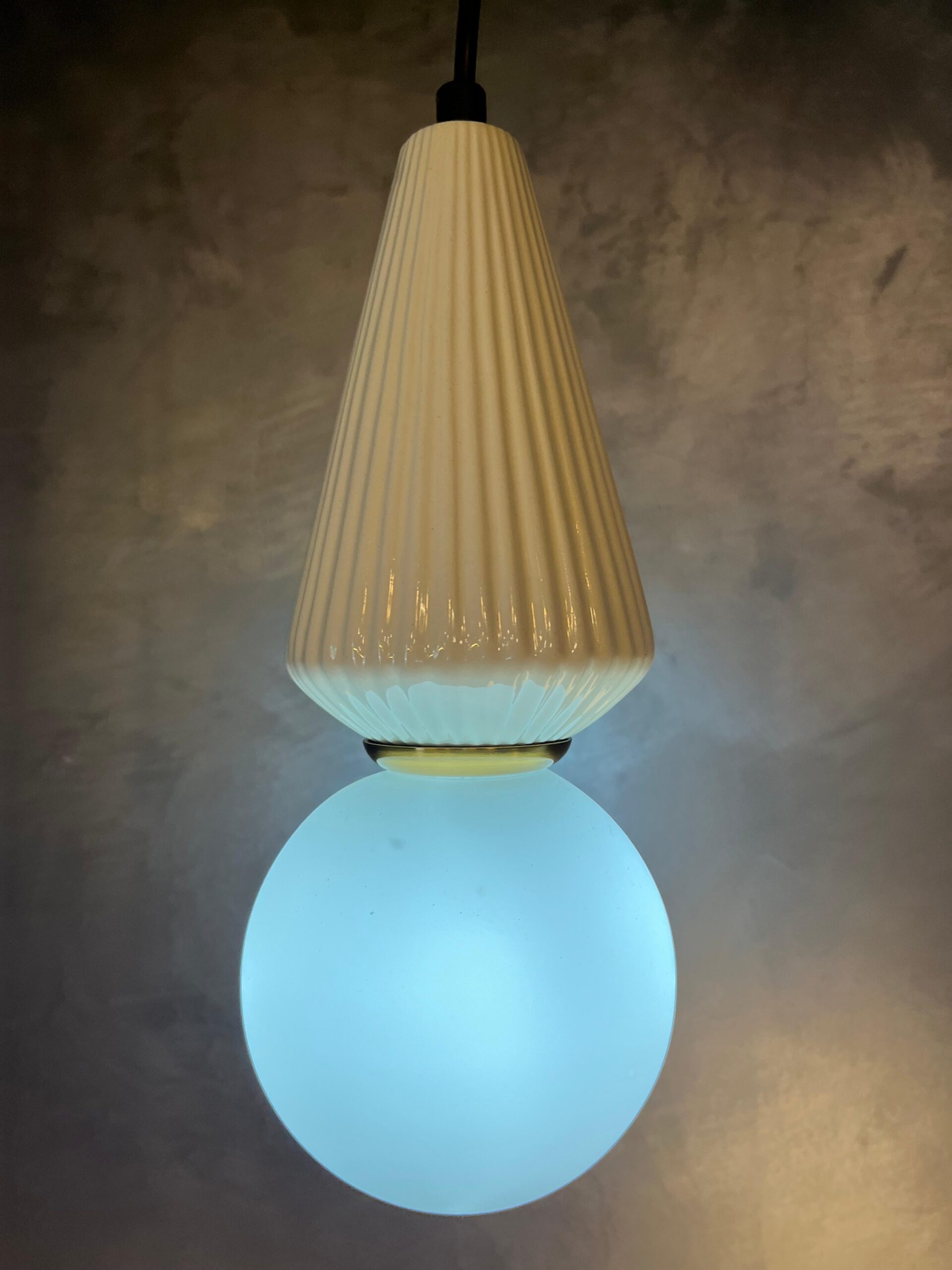 RIBBED CERAMIC GLOBE PENDANT LIGHT - Image 4
